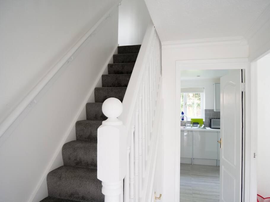 Cosy Four Bed Property With En-Suite Near To Nec Birmingham Airport And The City Exterior photo