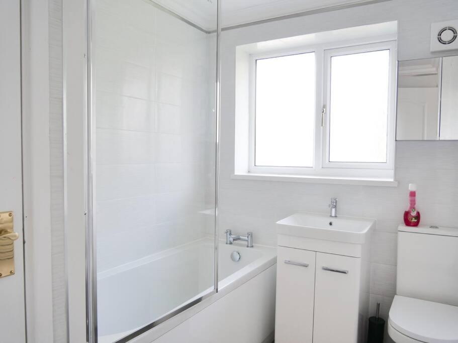 Cosy Four Bed Property With En-Suite Near To Nec Birmingham Airport And The City Exterior photo