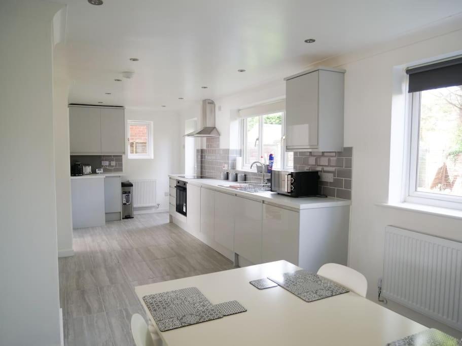 Cosy Four Bed Property With En-Suite Near To Nec Birmingham Airport And The City Exterior photo